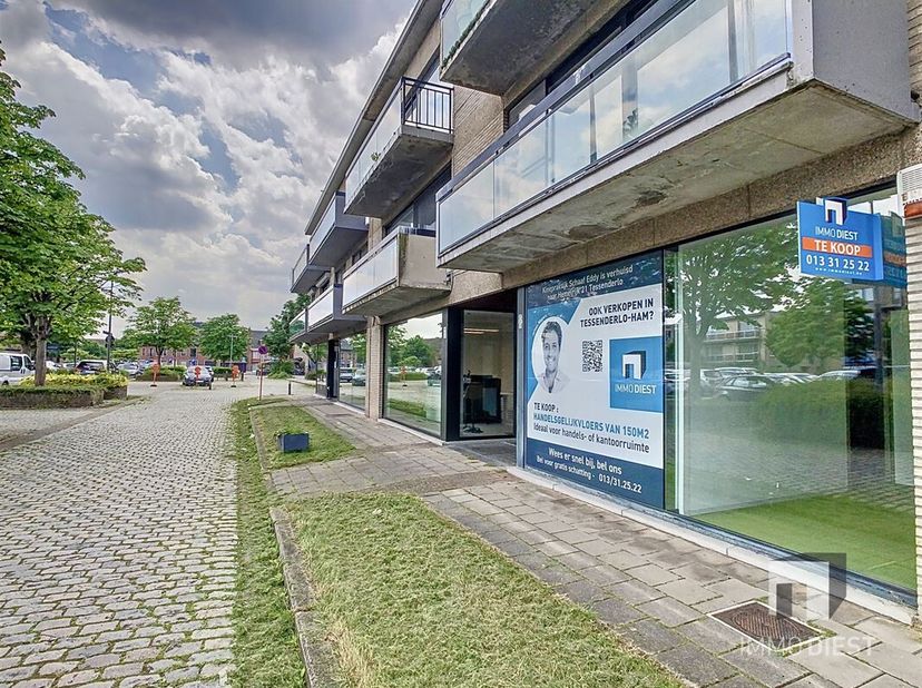 Dit handelspand heeft volgende troeven:&lt;br /&gt;
+ Ideaal gelegen dichtbij het centrum&lt;br /&gt;
+ Oppervlakte van 150m²&lt;br /&gt;
+ Tussenmuren kunnen verwijder
