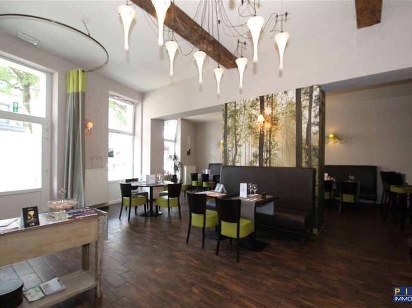 Impeccable surface commerciale de 225m², très agréable situation commerciale, à usage actuel de restaurant, composé d&#039;une belle salle avec espace bar