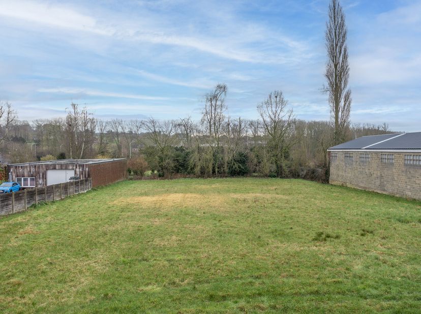 Prachtig perceel van 8a27 voor een halfopen bebouwing&lt;br /&gt;
Gelegen in een groene omgeving te Roosdaal&lt;br /&gt;
Makkelijke toegang tot de nodige toevalsw