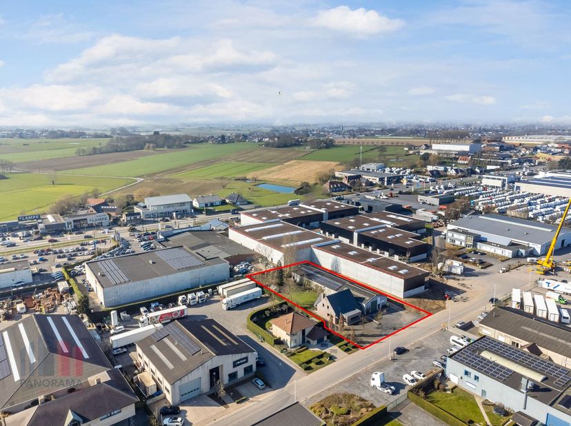 Het terrein met loods en woning ligt nabij de bedrijvige Bruggesteenweg (N32), op slechts 5 minuten van de ring rond Roeselare (R32) en heeft een dire