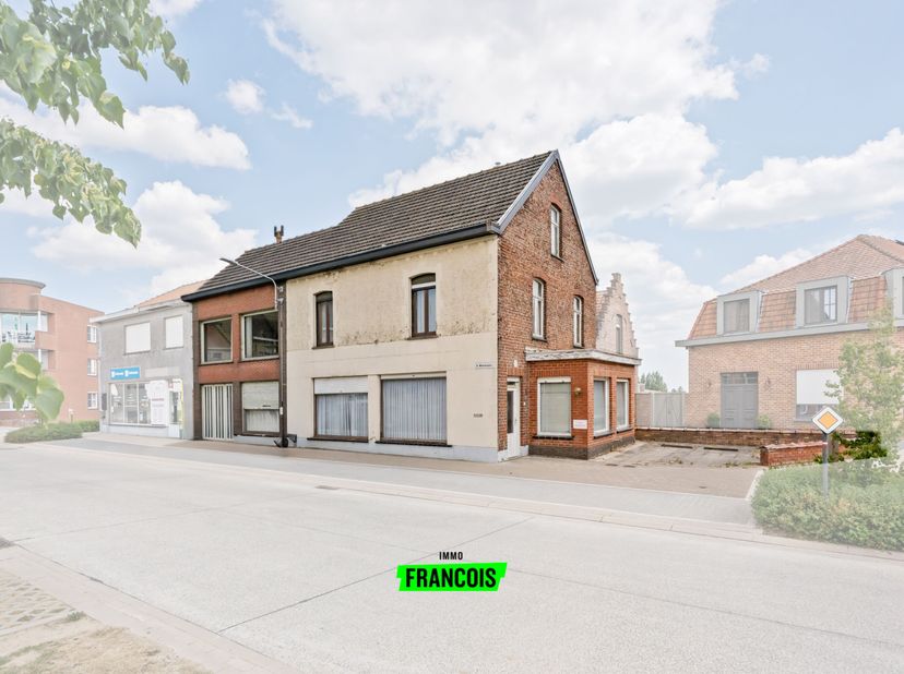 Dans le charmant village de Wijtschate, une section de la commune de Heuvelland, se trouve cette propriété avec un potentiel énorme. Le terrain a une