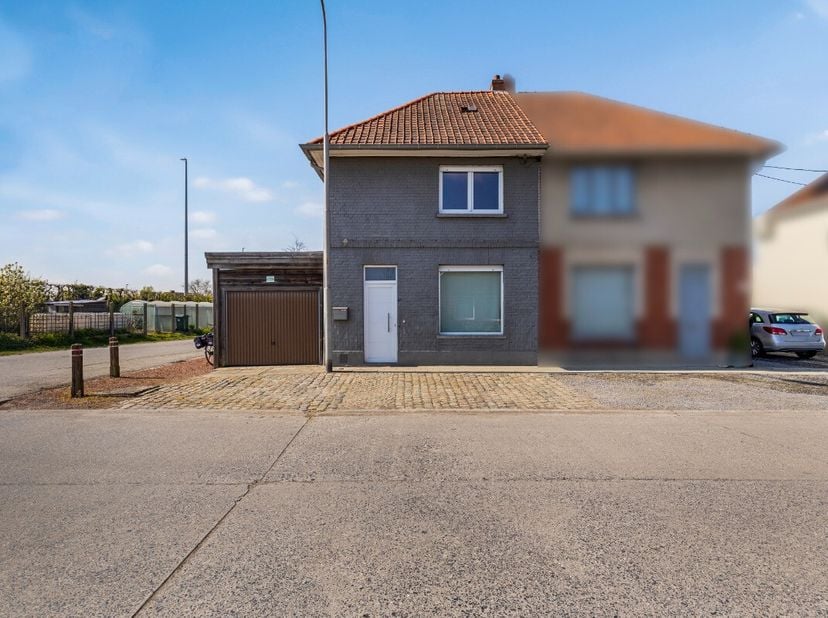 Ruime, halfopen gezinswoning te koop in Waregem Ontdek deze instapklare en lichtrijke woning, gelegen in een rustige buurt van Waregem. De woning werd