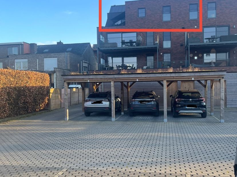 Energiezuinig appartement (101m2) op derde verdieping met drie terrassen, zolder (= extra 35m 2 die niet in 101m2 zit)  en airconditioning.&lt;br /&gt;
 &lt;br
