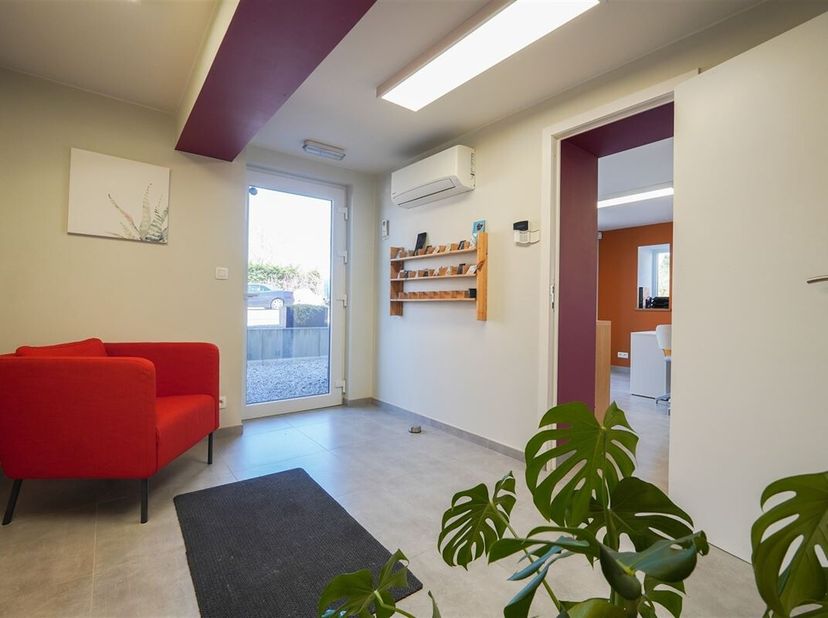 L&#039;Agence Petyt vous propose un espace de bureaux idéalement situé à Bois-de-Villers, Rue Léon François, offrant un cadre professionnel calme et access