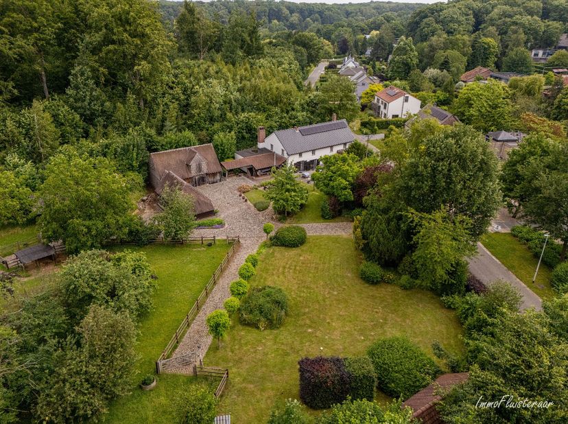 Sur un magnifique terrain de 1,35 hectare se trouve cette maison caractéristique et spacieuse avec des écuries attenantes, une opportunité unique pour