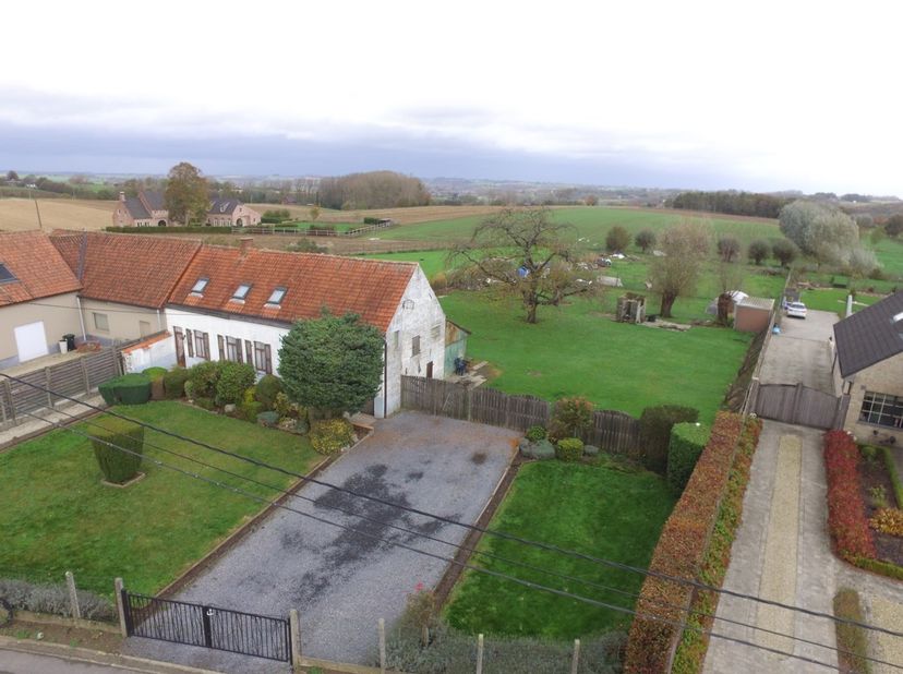 Ontdek deze uitzonderlijke grond op een perceel van 1810 m² en een perceelsbreedte van 15m. De mogelijke gevelbreedte bedraagt 9 meter! De grond is ge