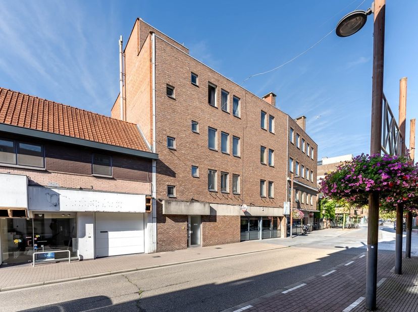 Dit ruime appartement van maar liefst 129m² vinden we terug in de Groenstraat te (Neer)Pelt. Het appartement bevindt zich op de 2de verdieping en is b