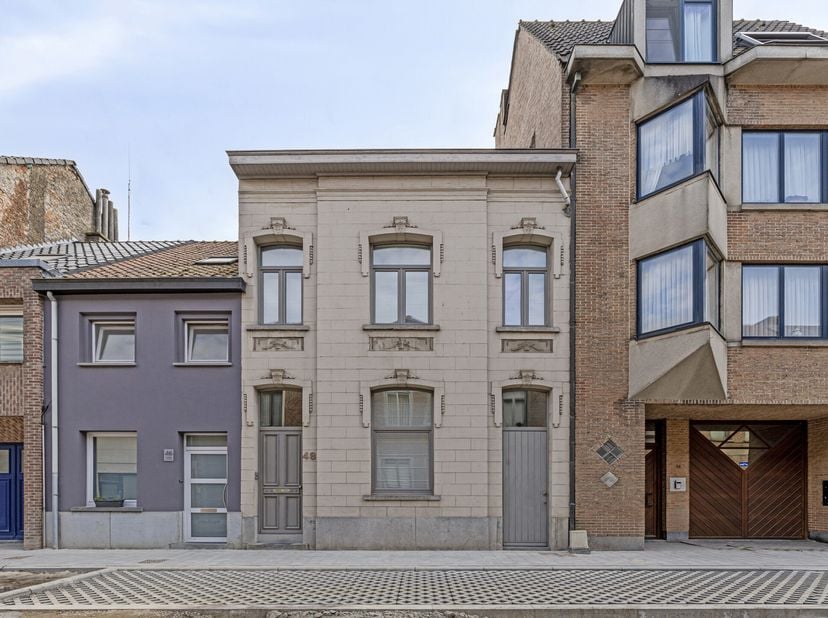 Deze charmante herenwoning biedt een unieke combinatie van ruimte, licht en modern comfort. Bij binnenkomst in de ruime inkomhal valt meteen de indruk