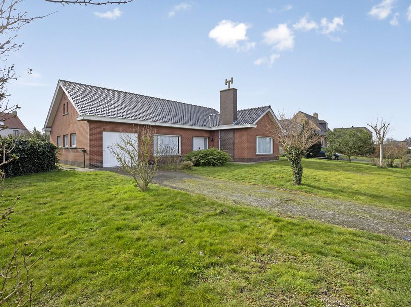 Op een grondoppervlakte van 1.308m² vinden we deze alleenstaande woning te koop. Deze bungalow is gelegen in de Veldstraat, doch op korte afstand van