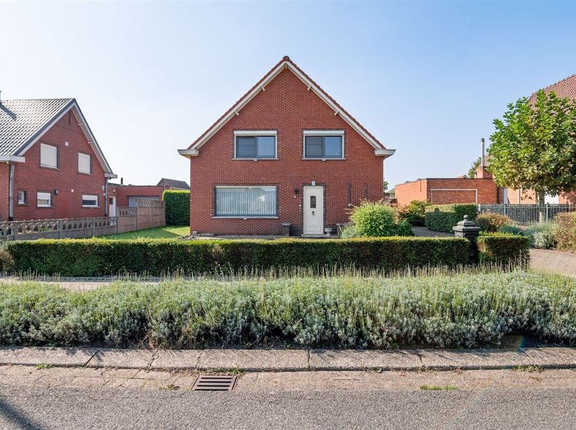 Te renoveren gezinswoning met 4 slaapkamers, tuin, garage en veranda&lt;br /&gt;
Locatie:&lt;br /&gt;
De woning ligt in een kindvriendelijke buurt, met diverse vo