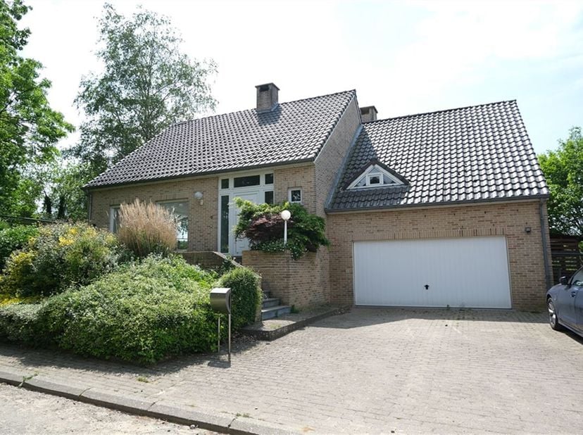 Petite Villa dans une zone rurale très calme, . 220m² habitables, séjour avec feu ouvert, cuisine avec coin à déjeuner, débarras, buanderie, 4 chambre