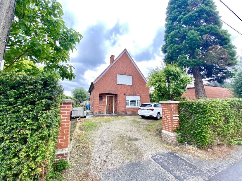 Mooie woning met 2 slaapkamers, garage en tuin te MoorseleBestaat uit : * Gelijkvloers : inkom, woonkamer, keuken, wasplaats, garage, terras en tuin.*