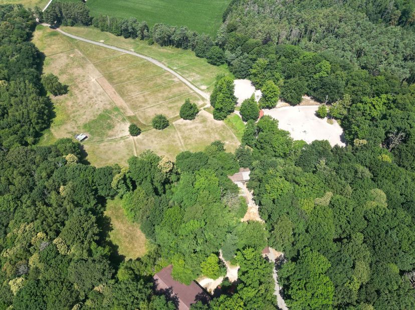 PRIX SUR DEMANDENous vous présentons en exclusivité un exceptionnel domaine équestre bénéficiant de ± 11 ha 47 a 15 ca.La situation, lintégration natu