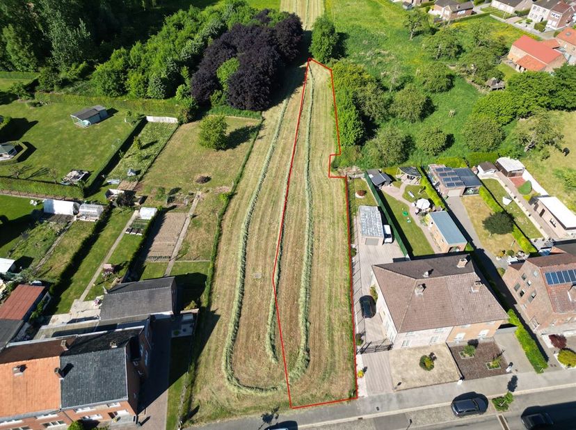 In het historische Tongeren vinden we langs de Tomstraat ter hoogte van nummer 55 deze bouwgrond voor halfopen bebouwing terug. &lt;br /&gt;
Het centrum van