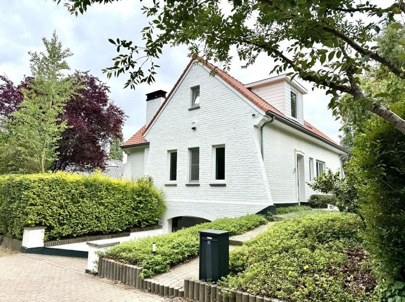 EN EXCLUSIVITE - VICTOIRE-JUNOT vous propose une charmante maison 4 façades, entièrement rénovée avec goût en 2025 qui vous séduira par son atmosphère