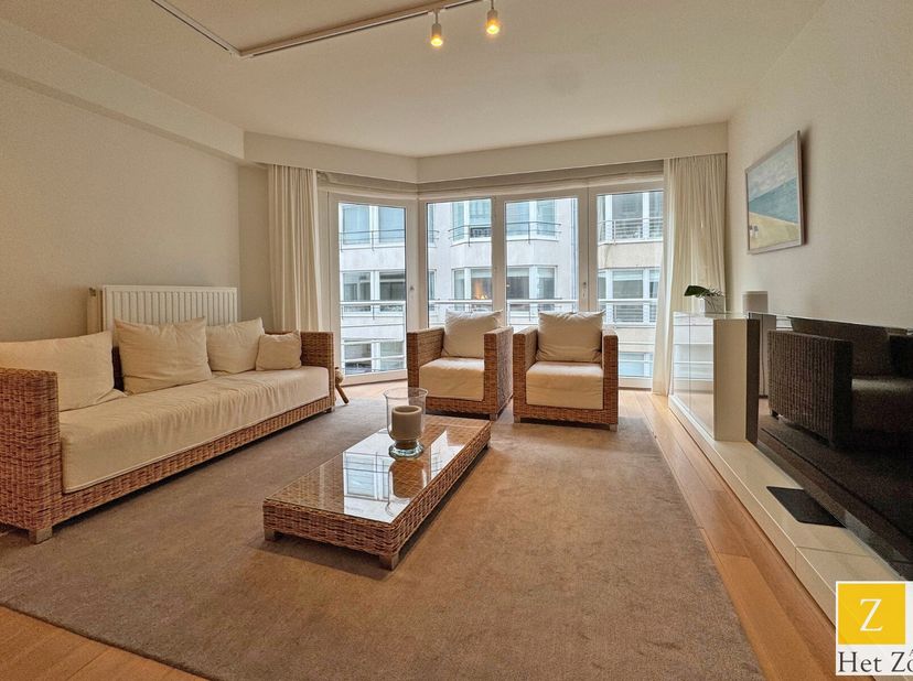 Dit sfeervolle appartement met een zijdelings zicht op zee is gelegen in de Antoine Bréartstraat, midden in het exclusieve Zoute. De rustige omgeving