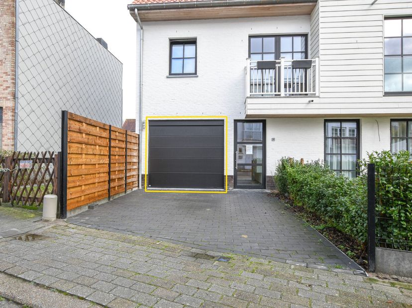Op zoek naar een veilige, comfortabele en centraal gelegen parkeerplaats in De Haan? Deze staanplaats in een moderne ondergrondse garage biedt alles w