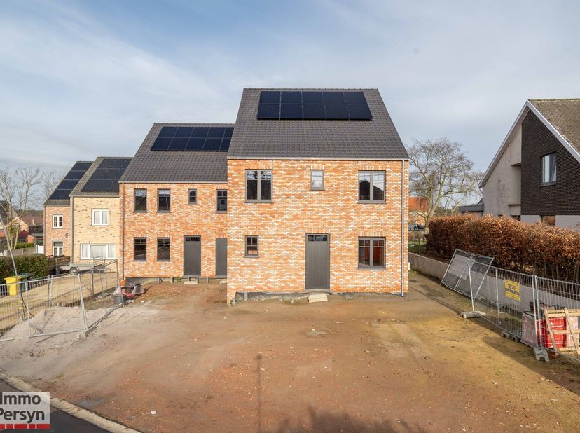 Deze moderne halfopen nieuwbouwwoning in pastorijstijl wordt momenteel gebouwd en biedt een hoogwaardige afwerking met een energiezuinige EPC A-score.