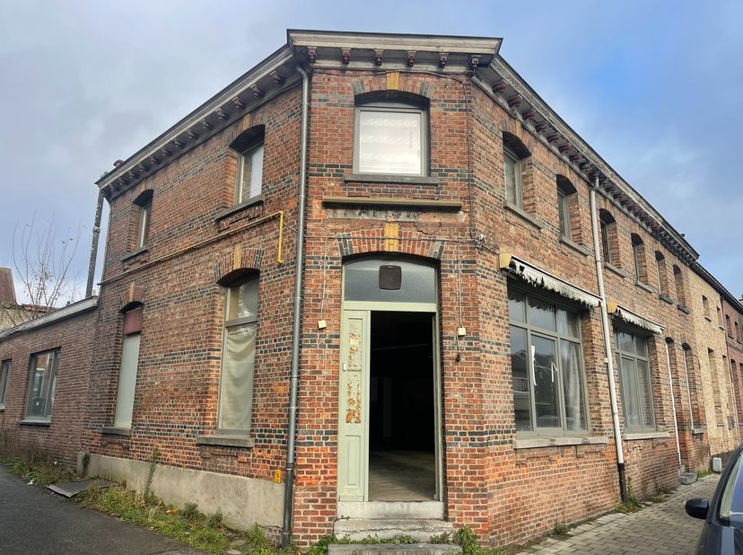 Veelzijdig te renoveren handelspand met woongedeelte: mogelijks om te bouwen tot woning. OF combinatie handelszaak/woning&lt;br /&gt;
Huidige indeling:&lt;br /