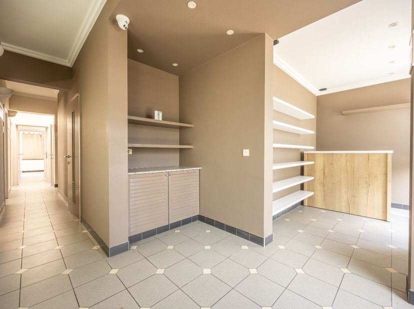 Op zoek naar een commercieel pand op een absolute toplocatie in Waregem?&lt;br /&gt;
Dit ruime handelspand biedt tal van mogelijkheden voor wie zichtbaarhei