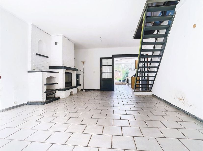 Située à Mouscron, à proximité des commerces, des écoles et des transports en commun, cette maison à deux façades se compose comme suit :&lt;br /&gt;
Au rez