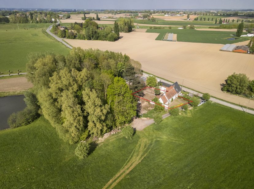 Rustig gelegen te slopen woning / bouwgrond. Perceel van 640m². Nabij het Don Bosco College te Kortrijk. Landelijk en toch vlot bereikbaar. Op 5 minuu
