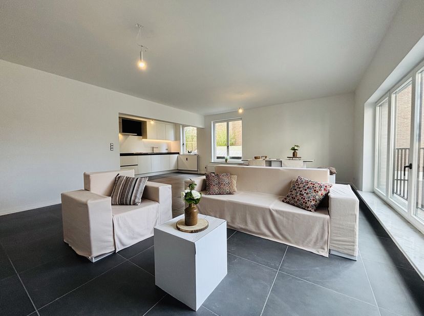 Dit volledig gerenoveerde appartement (2024) bevindt zich op de 1e verdieping en is gelegen in het hart van het historisch stadscentrum van Kortrijk.