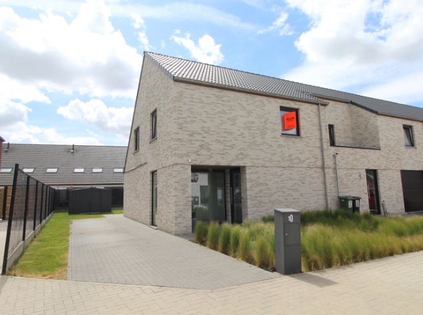 Nieuwbouw hoekwoning op slechts enkele minuten van het centrum van Poperinge en invalswegen.&lt;br /&gt;
Alle voorzieningen liggen op een boogscheut van de