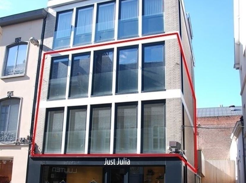 Uitzonderlijk en volledig gemeubelde duplex op de eerste en tweede verdieping met fantastisch terras. Een zeer hoogwaardig en hedendaags afgewerkt app