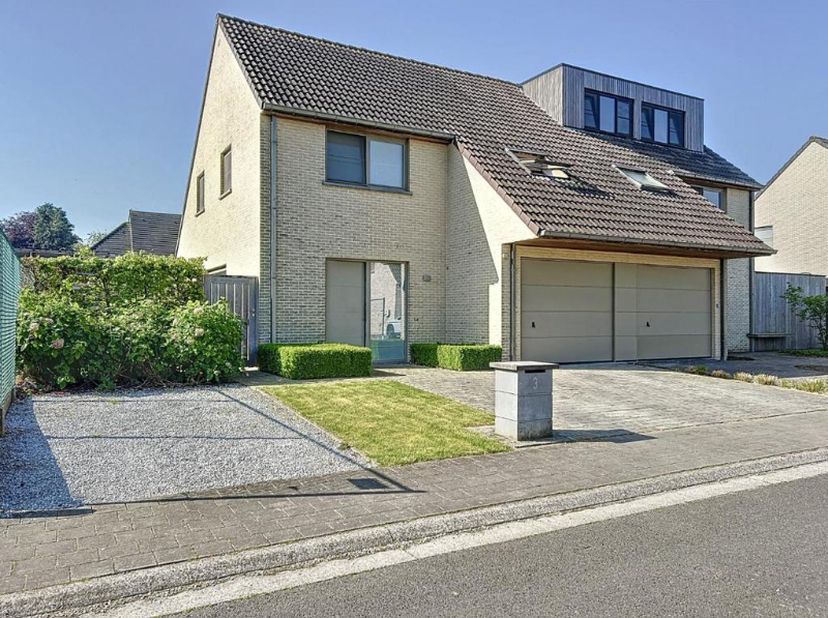 Rustig doch centraal gelegen woning op 312 m², bestaande uit een inkomhal met afzonderlijk toilet, lichtrijke leefruimte met eet- en zithoek, volledig