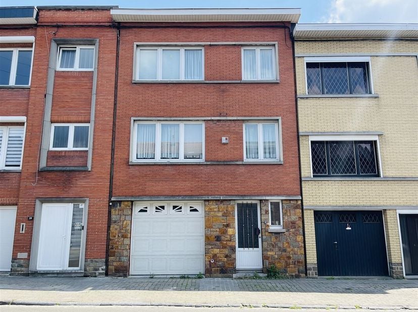 A proximité de la place Emile Vandervelde avec ses commerces et services, vous serez surpris par les volumes et les espaces de cette grande maison fam
