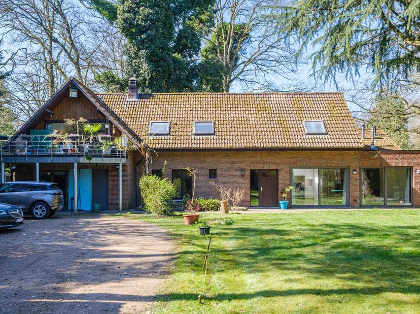 RUIME WONING IN HET GROEN &lt;br /&gt;
 &lt;br /&gt;
Bent u op zoek naar een ruime woning met tal van mogelijkheden?   &lt;br /&gt;
Deze vrijstaande woning, gelegen op