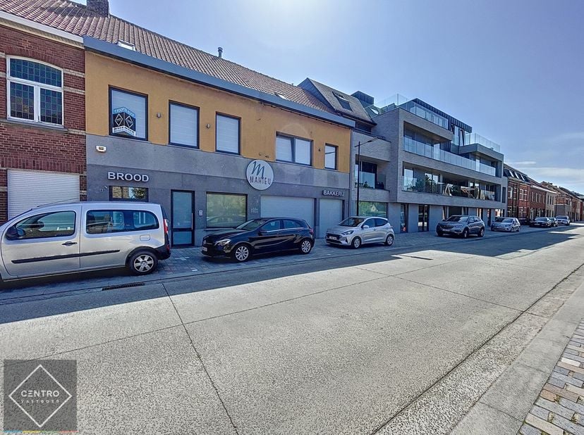 Ruim handelspand met woonst met parkeergelegenheid voor de deur en UITWEG achteraan met uitzicht op het Vijverpark op 1.713m2!&lt;br /&gt;
&lt;br /&gt;
INDELING:&lt;