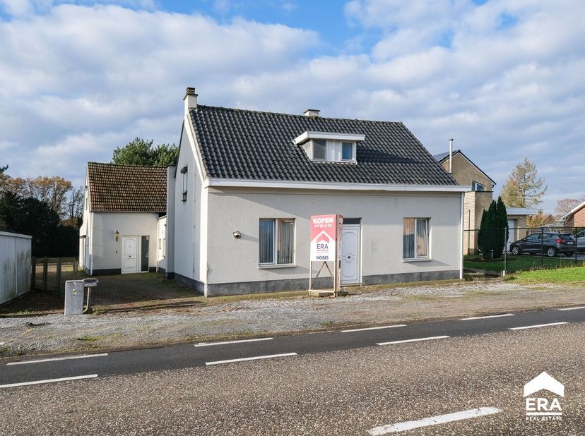 Grondig te renoveren of af te breken woning. Gelegen op een perceel van 13a 90ca. Vanwege de nieuwe BTW maatregelen kunnen rechthebbende particulieren