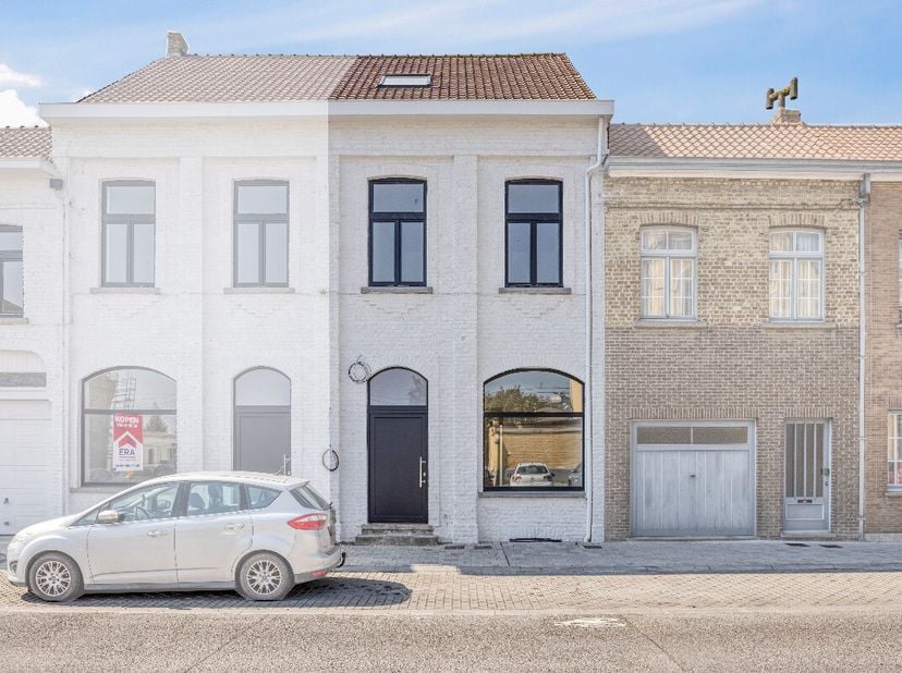 [[ DIT PAND NEEMT DEEL AAN DE ERA OPEN HUIZEN DAG OP 14/6 VAN 13:00 TOT 14:00 ]] Volledig gerenoveerde en instapklare gezinswoning met 3 slaapkamers e