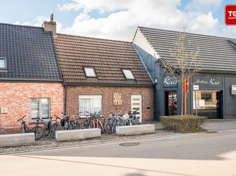 Deze charmante woning biedt volop mogelijkheden voor de handige doe-het-zelver die op zoek is naar een renovatieproject. De woning beschikt over 3 rui
