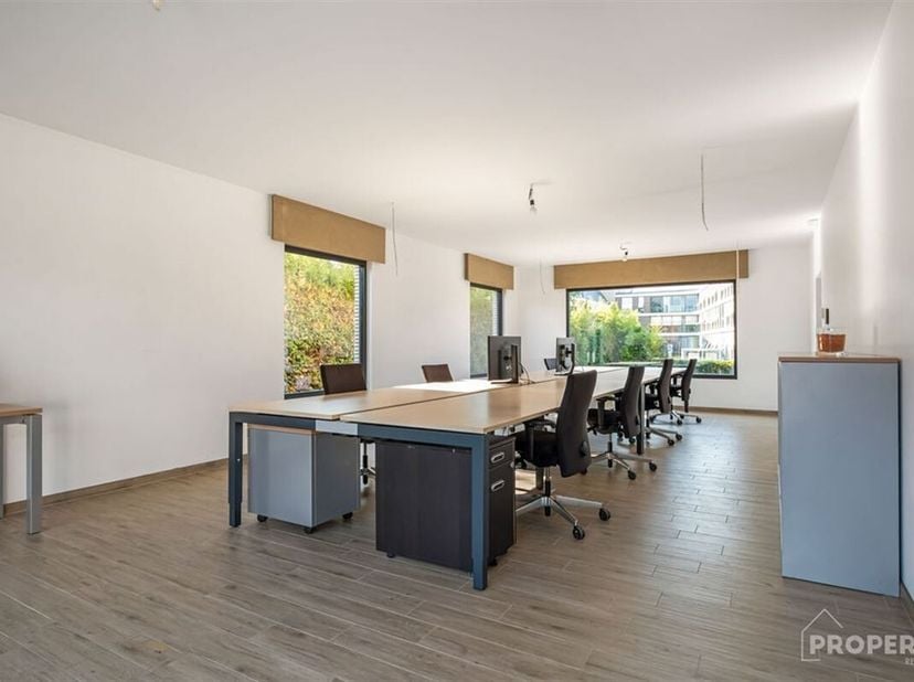 Gelegen in het charmante Heestert, biedt deze indrukwekkende woning maar liefst 372,11 m² bewoonbare oppervlakte en alle ruimte die een groot gezin no