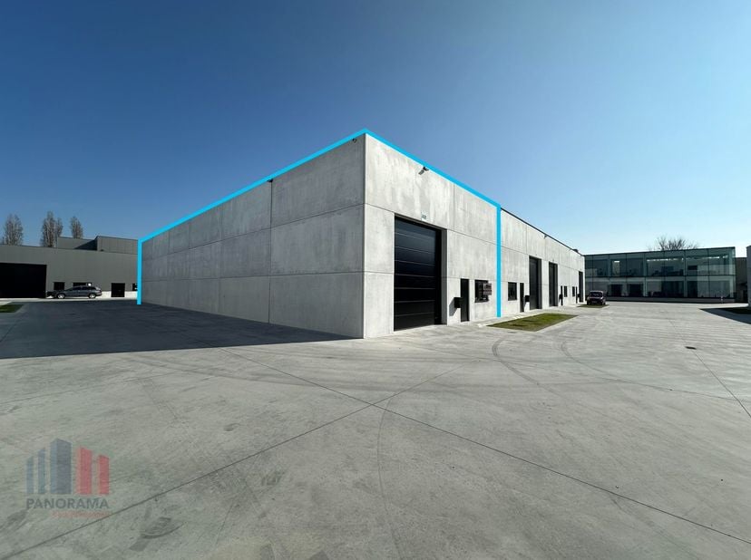 Nieuwbouw KMO-unit met een oppervlakte van 450 m² en 4 privatieve parkeerplaatsen te huur langs de bedrijvige Kortrijkseweg (N43) met een vlotte verbi
