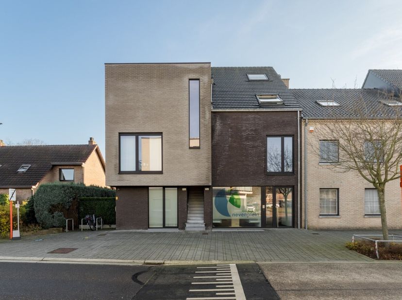 Groot energie-zuinig instapklaar. triplex appartement van 125 m2 te Kaulille centrum. Het appartement ligt kort bij winkels, scholen, openbare centra.