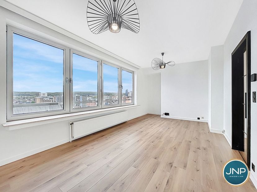 JNP Immobilier a le plaisir de vous présenter ce lumineux appartement 1 chambre récemment rénové au 9e étage d&#039;un immeuble avec ascenseurs. Situé entr