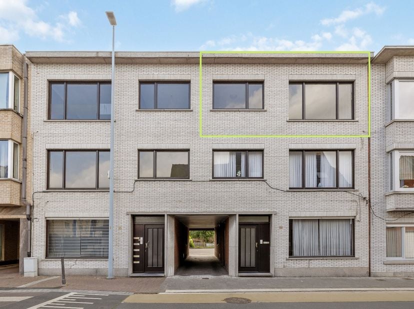 Op zoek naar een centraal gelegen, ruim appartement met extra comfort? Dan is dit instapklare appartement op de tweede verdieping van een kleinschalig