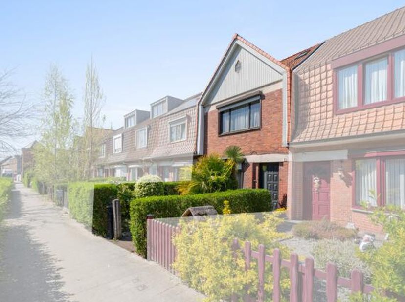 Deze unieke en karaktervolle woning in Sint-Amandsberg straalt charme en stijl uit, met zijn Hollandse looks en zalige tuin. Gelegen in een rustige en