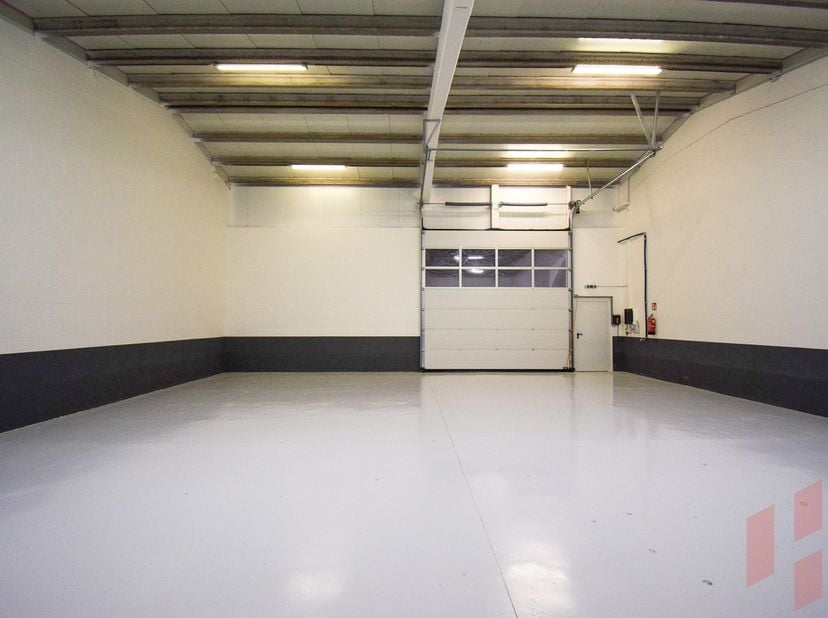 Heirbaan 104A, Anzegem&lt;br /&gt;
 Laatste beschikbare unit – instapklaar en recent gerenoveerd!&lt;br /&gt;
&lt;br /&gt;
Kenmerken:&lt;br /&gt;
&lt;br /&gt;
	-150 m² opslagruimte