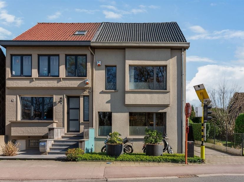 Prachtige moderne HOB-woning  (177m²) 3 slaapkamers, aangelegde tuin, zwembad en autostaanplaatsen, op top-locatie te Kontich! &lt;br /&gt;
Ligging:Gelegen
