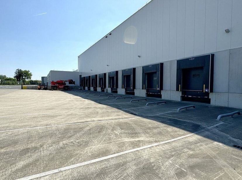 Entrepôt de 7529m² avec 201m² d&#039;espace de bureau&lt;br /&gt;
Emplacement: A12 à 2km&lt;br /&gt;
Spécifications: structure en béton, hauteur libre: 10,5m, porte se