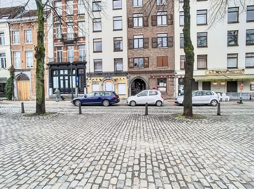 Faites une visite virtuelle viawww.living-stone.beet planifiez votre visite.&lt;br /&gt;
Ce bien commercial, situé en plein cur de Bruxelles sur la place an