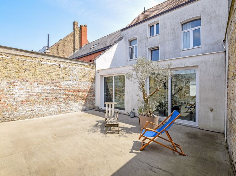 Stadswoning met 3 slaapkamers in Nieuwpoort  op 120 m² met garage.&lt;br /&gt;
Deze charmante stadswoning onderging reeds heel wat renovatiewerken, maar die