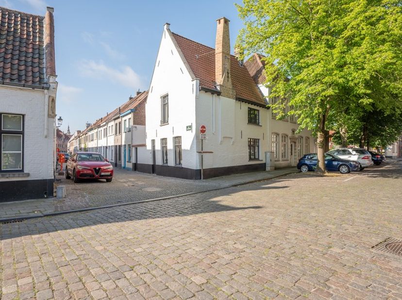 Deze volledig gerenoveerde en luxueus afgewerkte woning met drie slaapkamers is gelegen in het centrum van Brugge, op een centrale maar toch rustige l