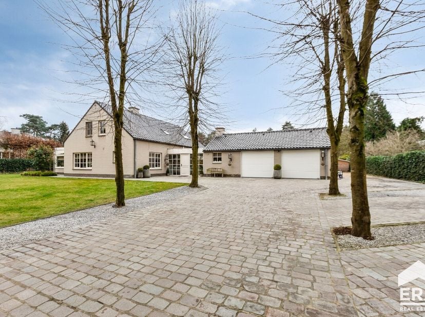 Uitzonderlijke villa te koop op een schitterend aangelegd perceelRustig gelegen villa omgeven door een prachtig aangelegde tuin. Mooie ligging in de g