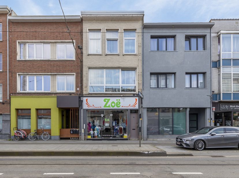 We bieden hier te koop in Deurne een handelspand 115m² (gelijkvloers) en een duplexappartement 180m² met grote tuin van 230m² aan die beide momenteel